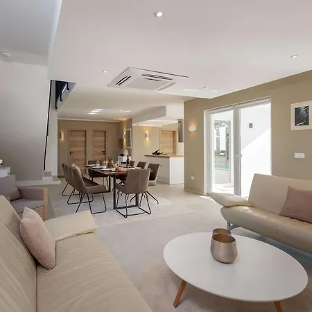 Mileni - Relaxing With Private Pool Villa