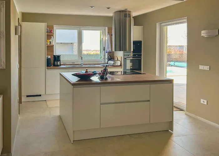 Mileni - Relaxing With Private Pool Farini