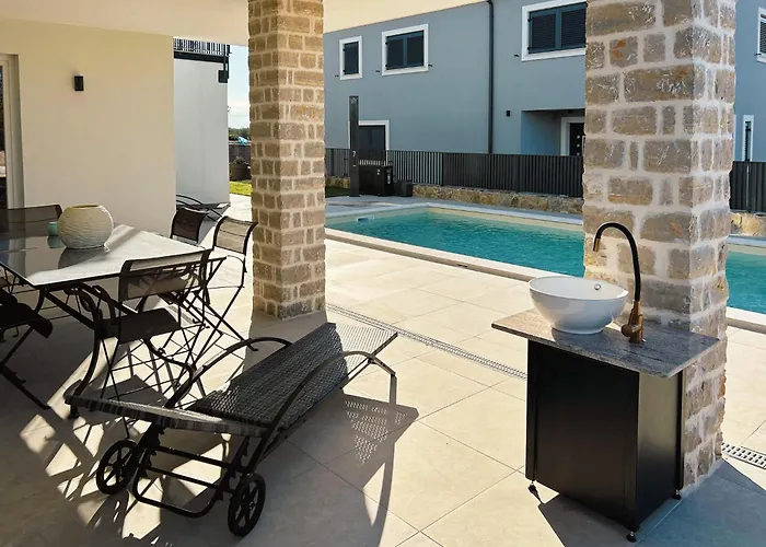 Mileni - Relaxing With Private Pool Villa