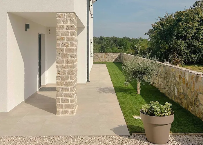 Mileni - Relaxing With Private Pool Farini